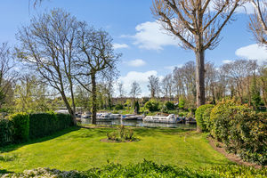 Communal Riverside Gardens- click for photo gallery